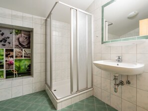 Apartment | Bathroom | Shower, towels