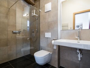 Ferienhaus | Badezimmer | Dusche, Handtücher