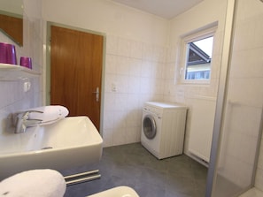 Apartment | Bathroom | Shower, towels