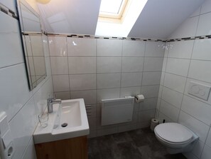 Chalet | Bathroom | Shower, towels