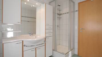 Apartment | Badezimmer | Dusche, Handtücher