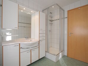 Apartment | Badezimmer | Dusche, Handtücher
