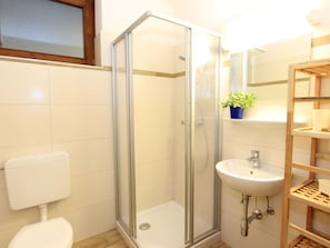 Apartment | Bathroom | Shower, towels