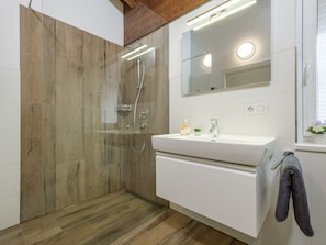 Shower, towels - Snug Apartment in Piesendorf near Zell am See with Sauna (Piesendorf)