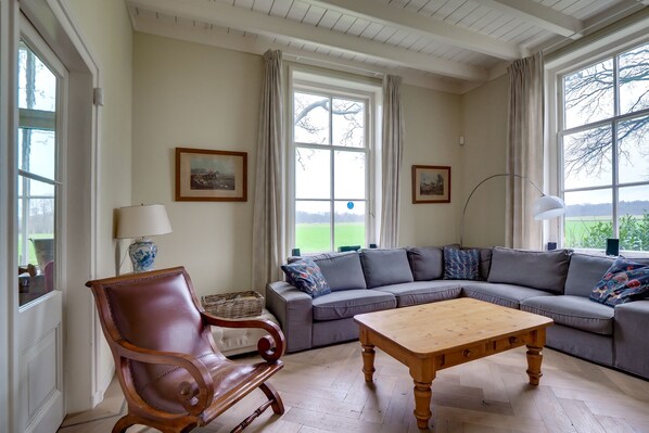 Smart-TV, Kamin, Tischfußball, Tischtennisplatte