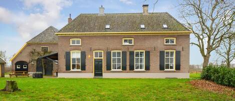 المنشأة من الخارج