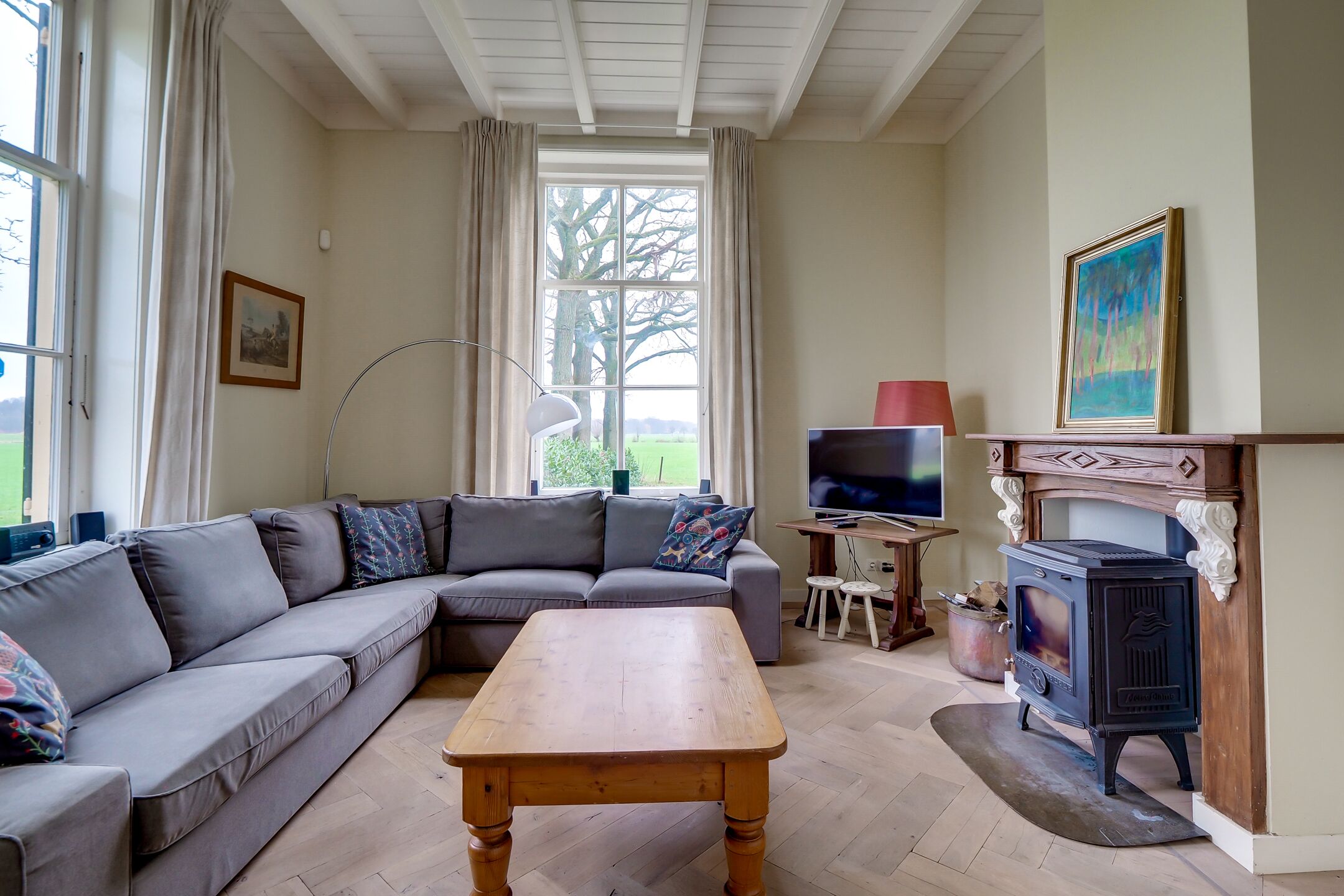 Een smart-tv, een open haard, tafelvoetbal en een tafeltennistafel