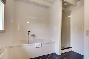 Bañera, toallas, jabón y papel higiénico