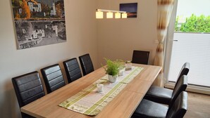 Dining - Charming Holiday Home in Goldegg - Weng Near Schloss Goldegg (Goldegg)