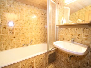 Apartment | Badezimmer | Duschwanne, Handtücher