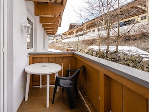Balcony - Cozy Apartment with Sauna near Ski Lift in Salzburg Region (Viehhofen)