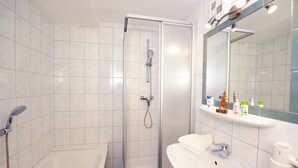 Bathtub, towels