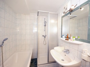 Bathtub, towels - Cozy Apartment with Sauna near Ski Lift in Salzburg Region (Viehhofen)
