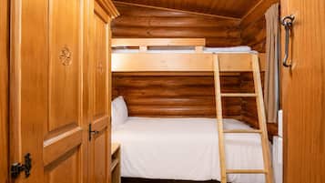 Chalet | 3 bedrooms, individually furnished, bed sheets