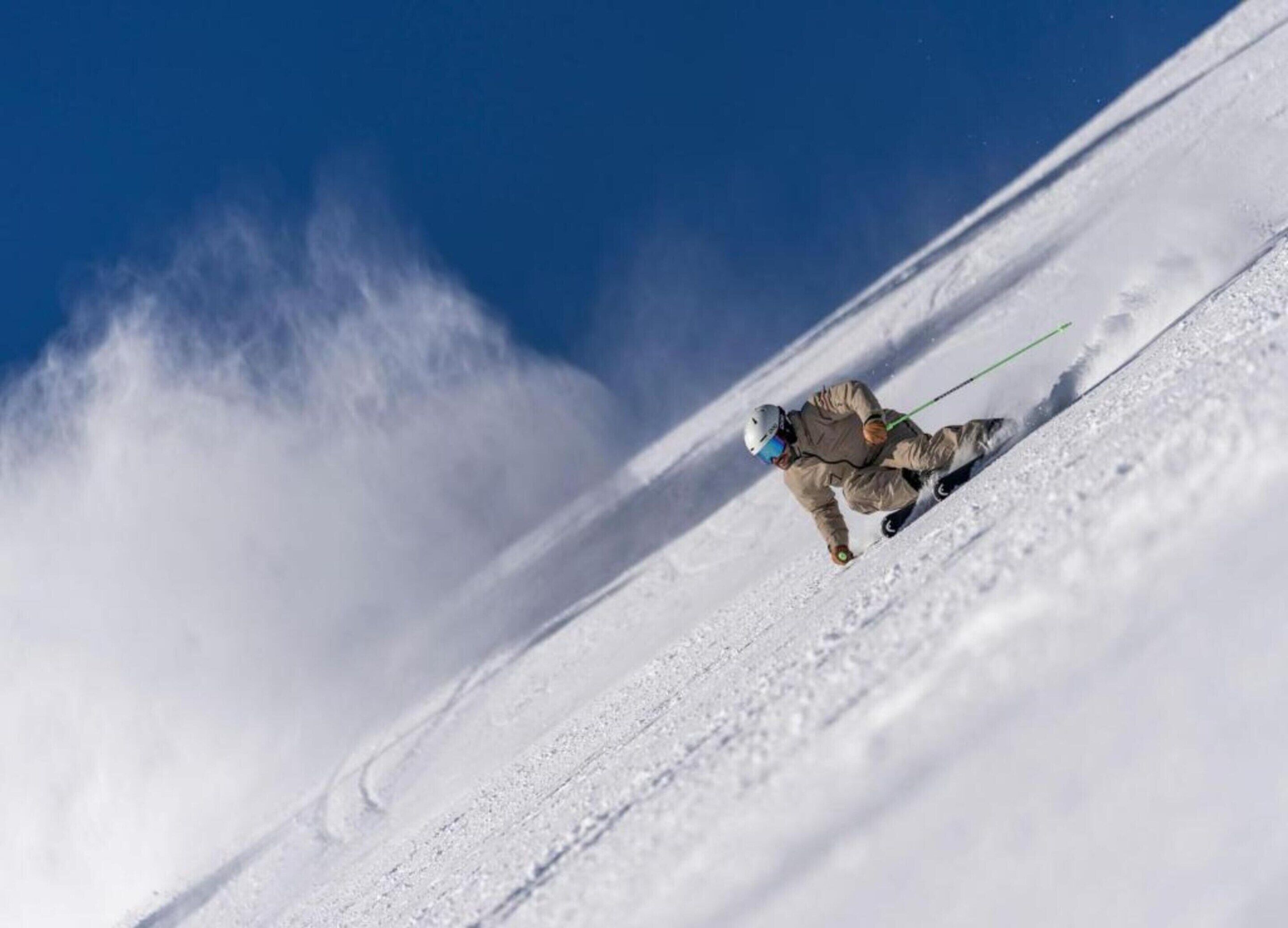 Un skieur sur une pente enneigée.