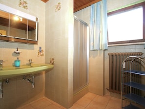 Bathtub, towels