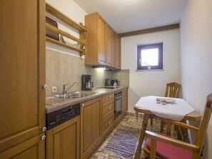Wasserkocher mit Kaffee-/Teezubehör, Kühlschrank, Ofen, Geschirrspüler