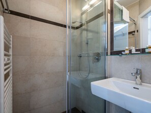 Apartment | Badezimmer | Duschwanne, Handtücher
