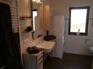 Douche, sĂšche-cheveux, serviettes fournies, savon
