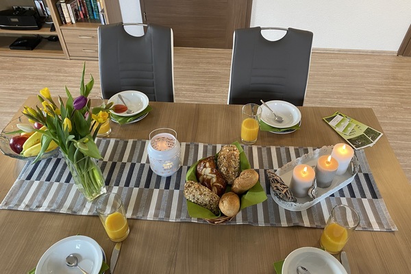 Frühling auf dem Frühstückstisch