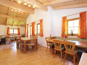 Dining - Large Apartment in Salzburg With Swimming Pool (Neukirchen am Grossvenediger)