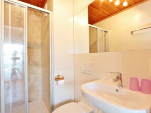 Bathroom - Large Apartment in Salzburg With Swimming Pool (Neukirchen am Grossvenediger)
