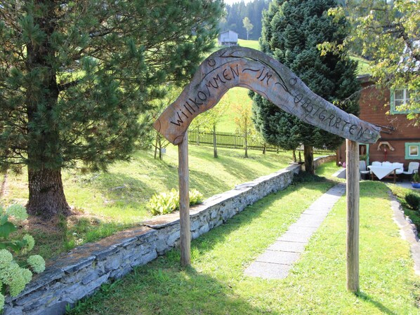 Chalet | Garden - Cozy Chalet in Bramberg am Wildkogel with Sauna near Ski Lift (Bramberg am Wildkogel)