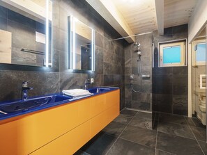 Chalet | Bathroom | Shower, towels