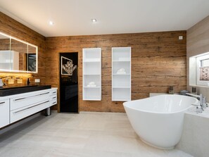 Apartment | Badezimmer | Badewanne, Handtücher