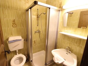Apartment | Badezimmer | Dusche, Handtücher