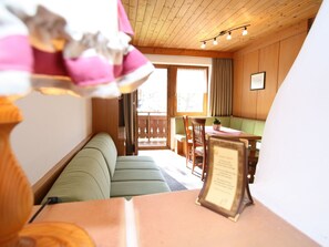 2 Schlafzimmer, Babybetten, Bettwäsche