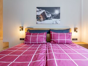2 Schlafzimmer, Babybetten, Bettwäsche
