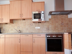 Wasserkocher mit Kaffee-/Teezubehör, Kühlschrank, Mikrowelle, Ofen