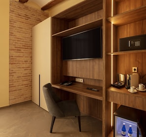 Minibaari, tallelokero huoneessa, työpöytä, äänieristys