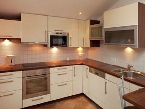 Kühlschrank, Mikrowelle, Ofen, Geschirrspüler