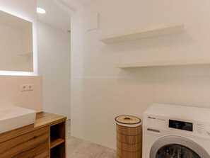 Apartment | Badezimmer | Badewanne, Handtücher