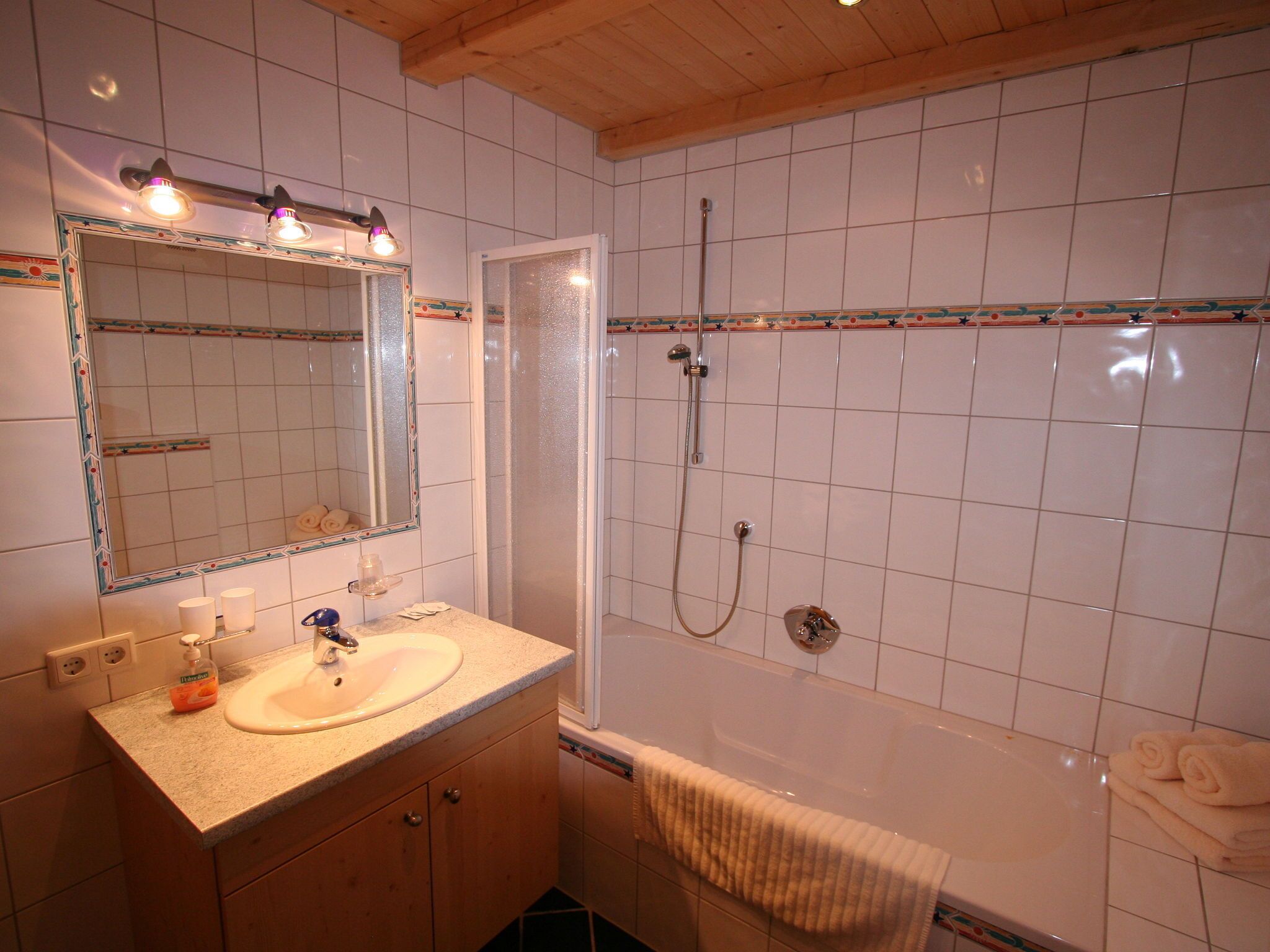 Combined shower/bathtub, towels