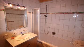 Combined shower/bathtub, towels