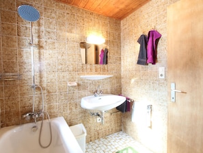 Chalet | Bathroom | Bathtub, towels - Lovely Chalet in Sankt Ulrich am Pillersee near Ski Area (St. Ulrich Am Pillersee)