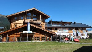 Eine Holzhütte in den Bergen mit Restaurant und Bar.