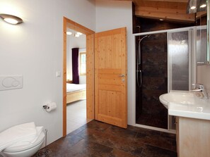 Chalet | Bathroom | Shower, towels - Modern Chalet in Sankt Jakob in Haus With Garden (Sankt Jakob in Haus)