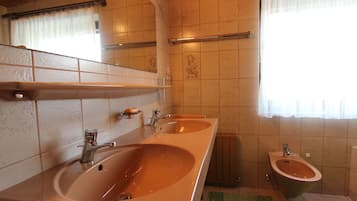 Ferienhaus | Badezimmer | Duschwanne, Handtücher