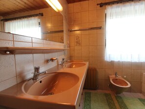 Ferienhaus | Badezimmer | Duschwanne, Handtücher
