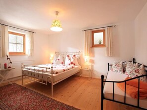 4 bedrooms, individually furnished, bed sheets - Elite Chalet near Ski Slopes in Westendorf (Westendorf)