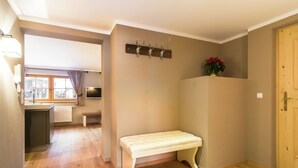 1 habitación, muebles diferentes y ropa de cama 