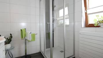 Apartment | Badezimmer | Duschwanne, Handtücher