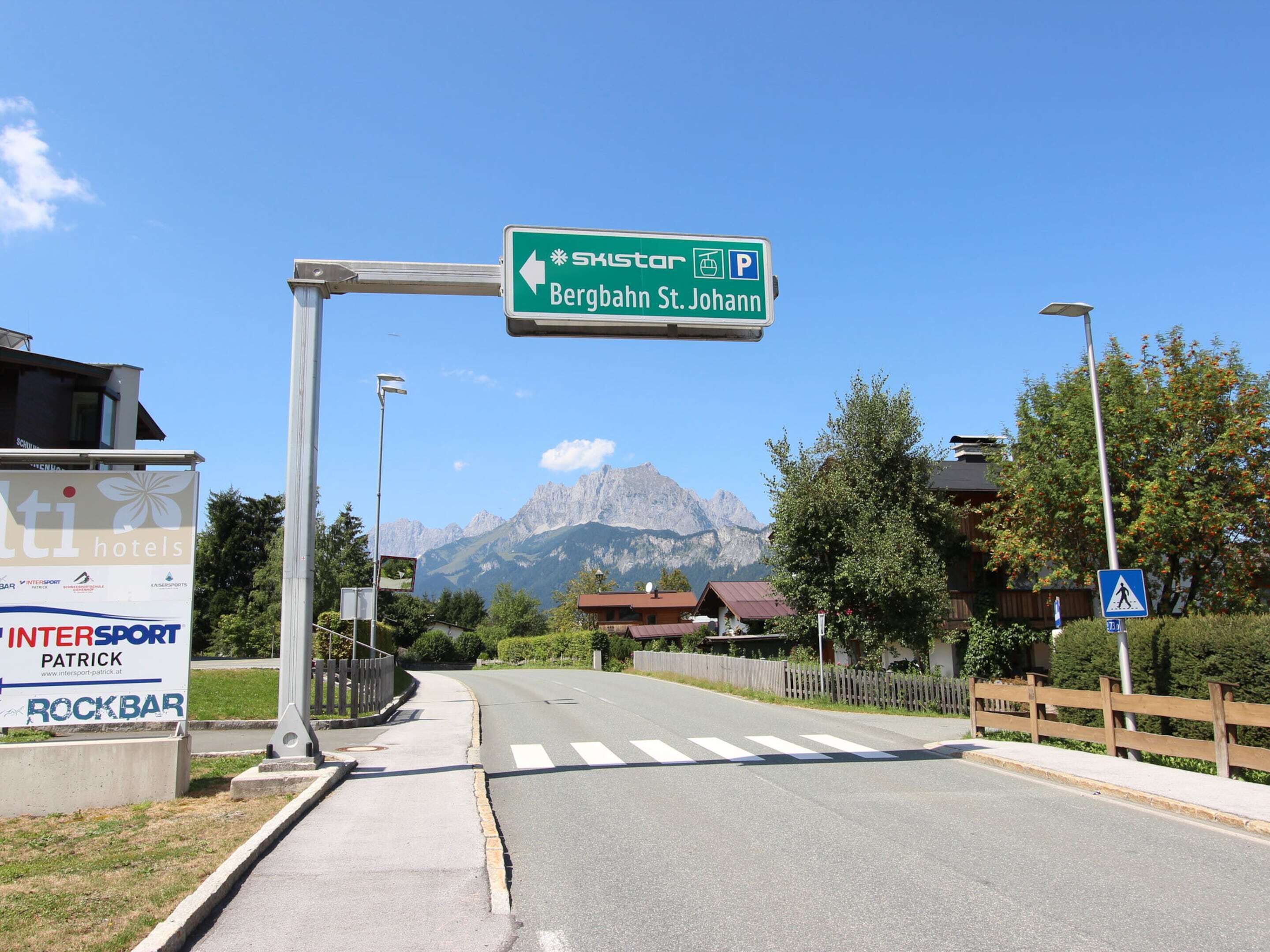 Señal de tráfico que indica las direcciones hacia Skistor y Bergbahn St. Johann.