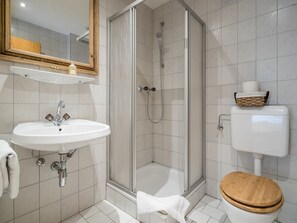 House | Bathroom - Boutique Holiday Home in Kirchberg with Hot Tub (Reith bei Kitzbuehel)