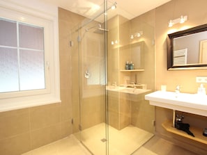 Villa | Bathroom | Shower, towels