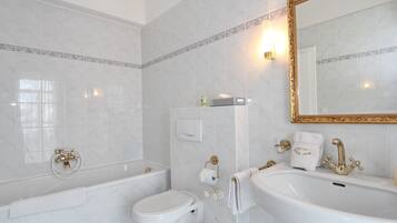 Apartment | Badezimmer | Badewanne, Handtücher
